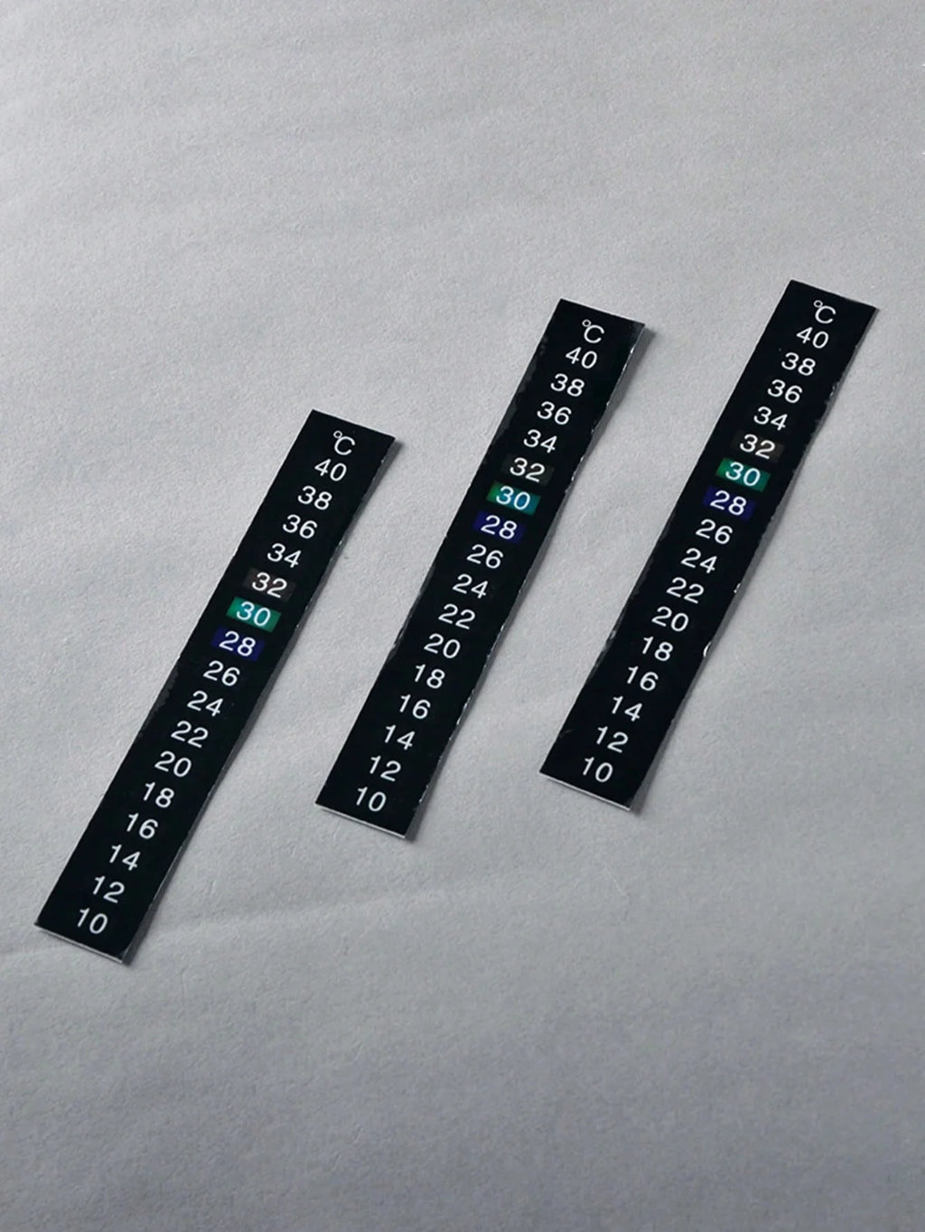 1pc-Accurate and easy to read aquarium thermometer stickers - perfect for monitoring water temperature in fish tanks