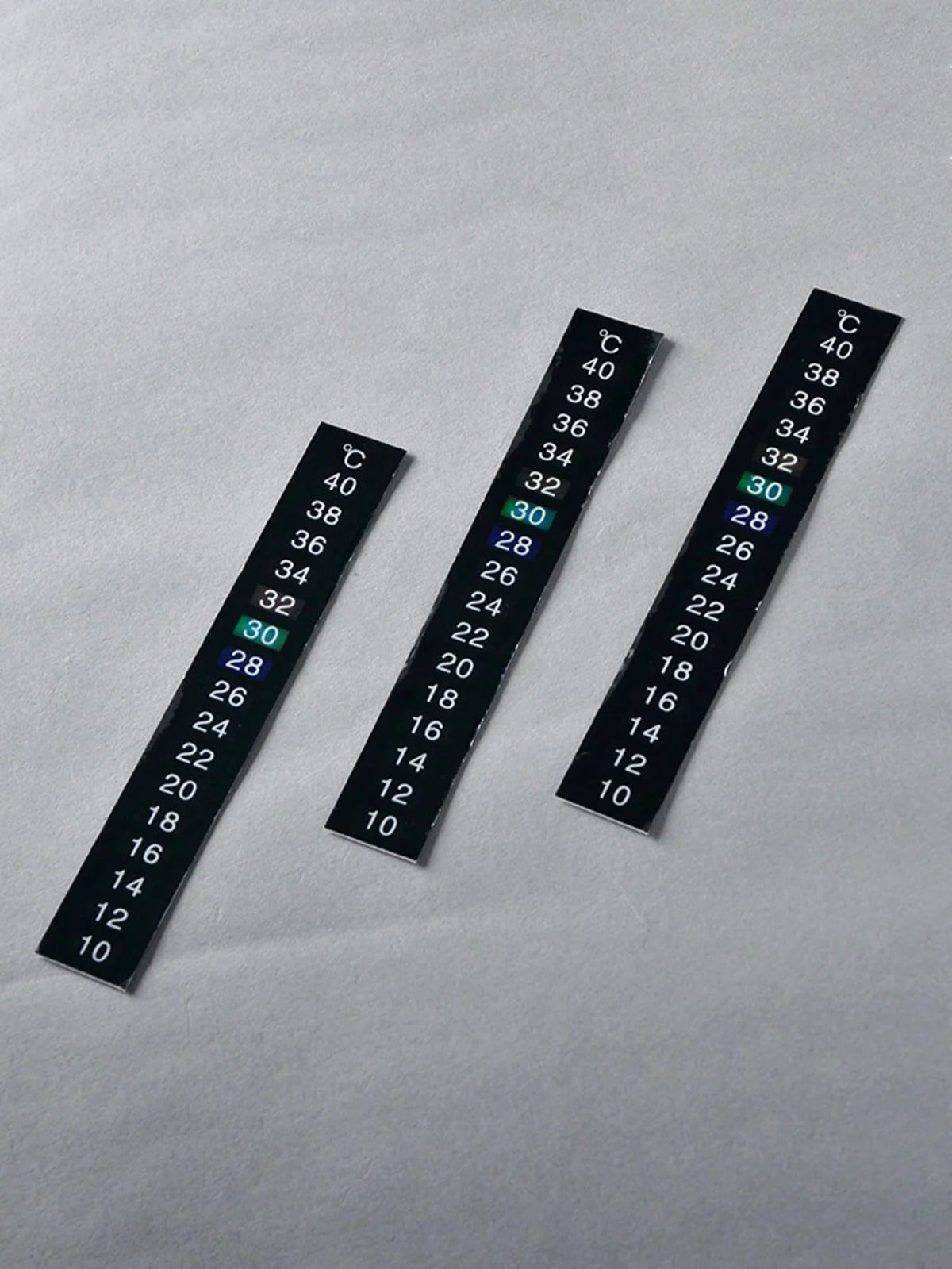 1pc-Accurate and easy to read aquarium thermometer stickers - perfect for monitoring water temperature in fish tanks