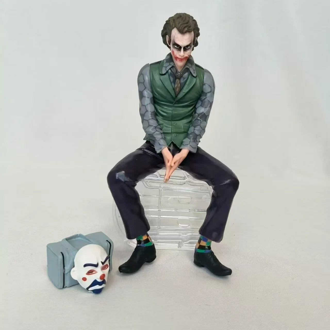 16cm Joker Heath Ledger Action Figure Sitting Green Suit Handheld Joker Mask Doll Desktop Decoration Model Toy Christmas Gift